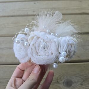 NWOT Unknown Brand Bridal White Rose Flower Hair Clip With Pearls And Feathers